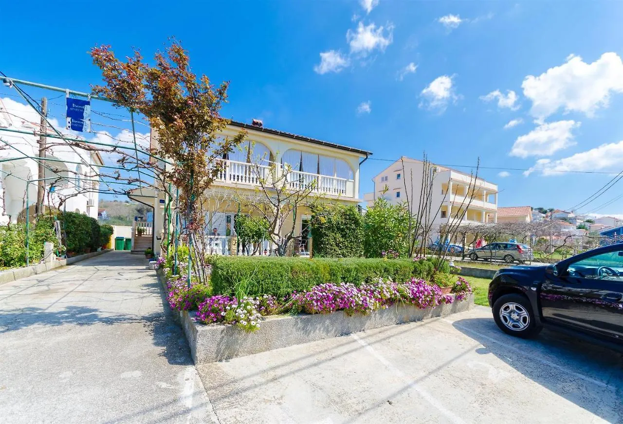 Apartments Mijatovic لوبار 0*,  كرواتيا